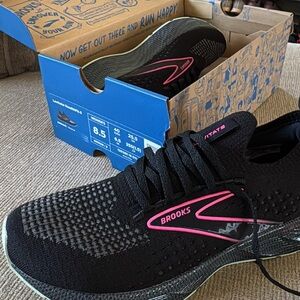 Brooks black & pink levitate StealthFit 6